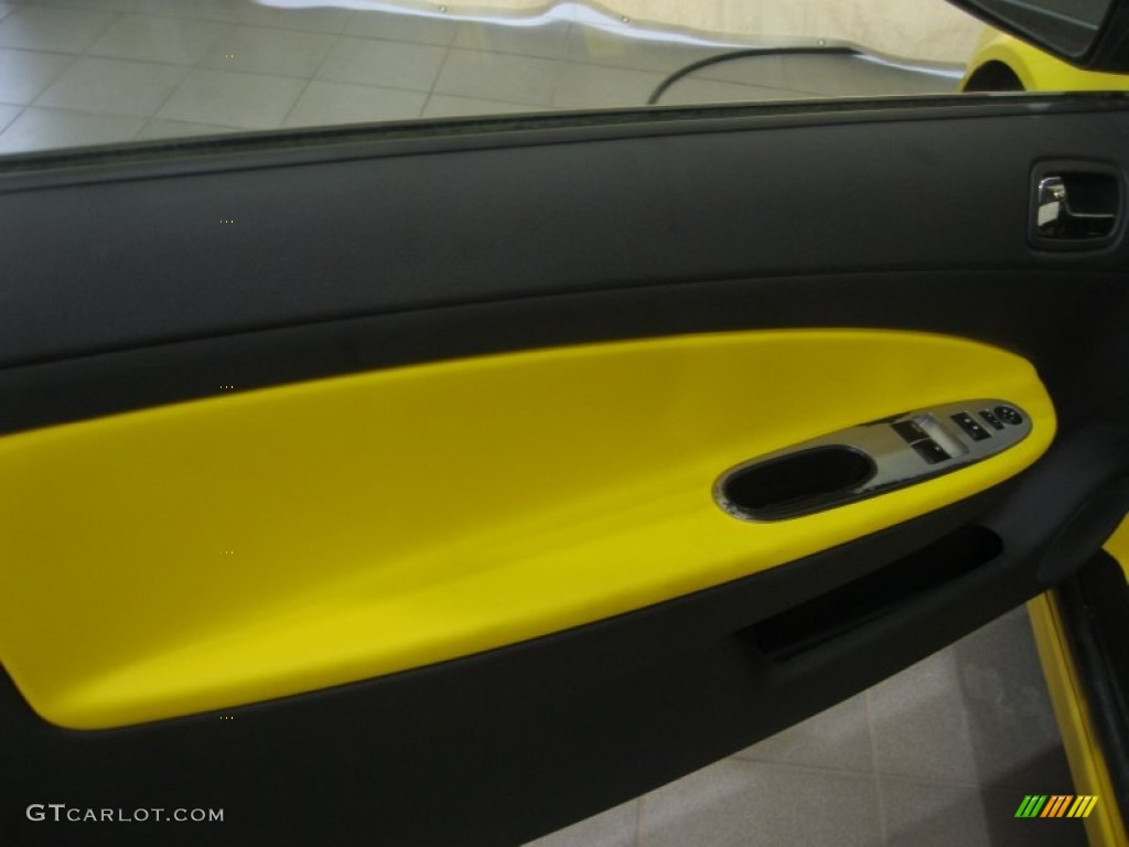 2005 Chevrolet Cobalt SS Supercharged Coupe Ebony/Yellow Door Panel Photo #78973029