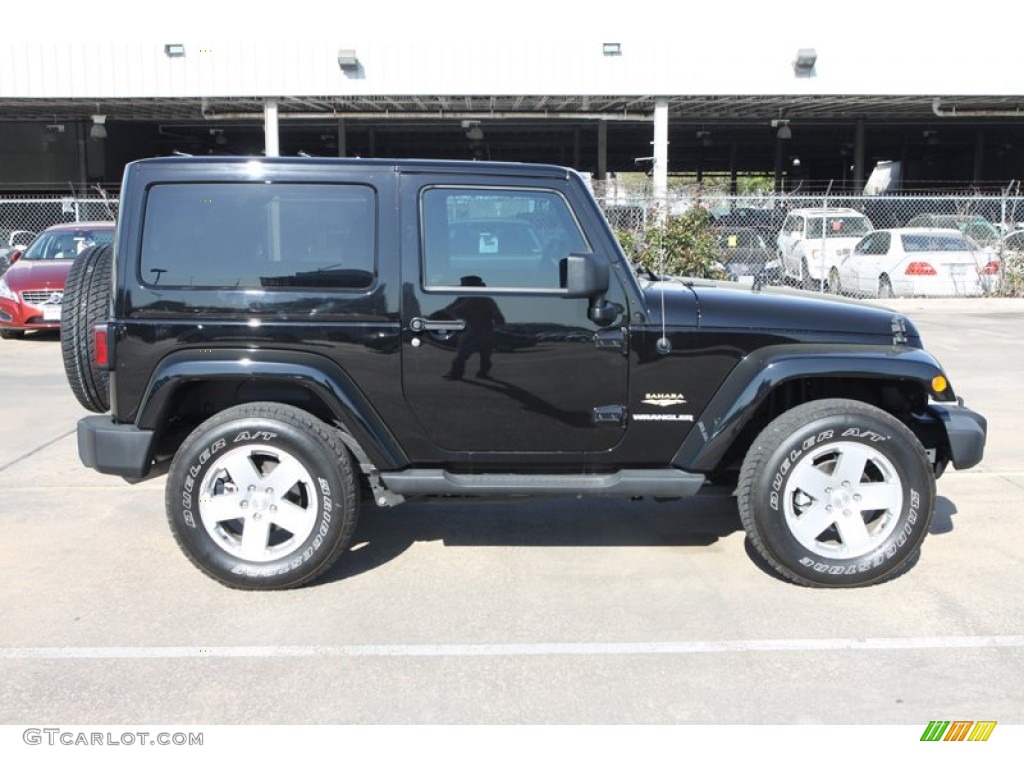 2011 Wrangler Sahara 4x4 - Black / Black photo #10