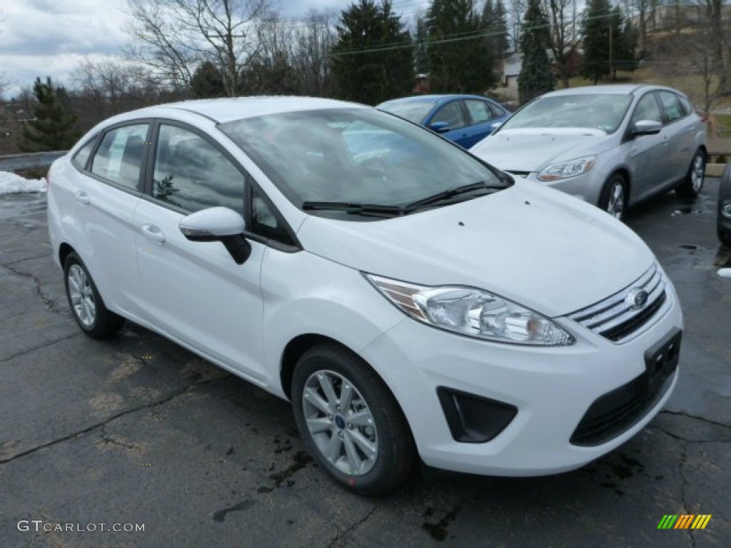 2013 Fiesta SE Sedan - Oxford White / Charcoal Black photo #1