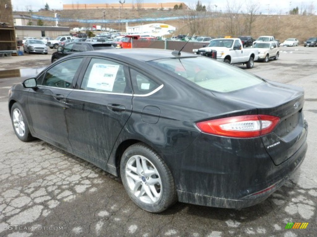 2013 Fusion SE - Tuxedo Black Metallic / Dune photo #4