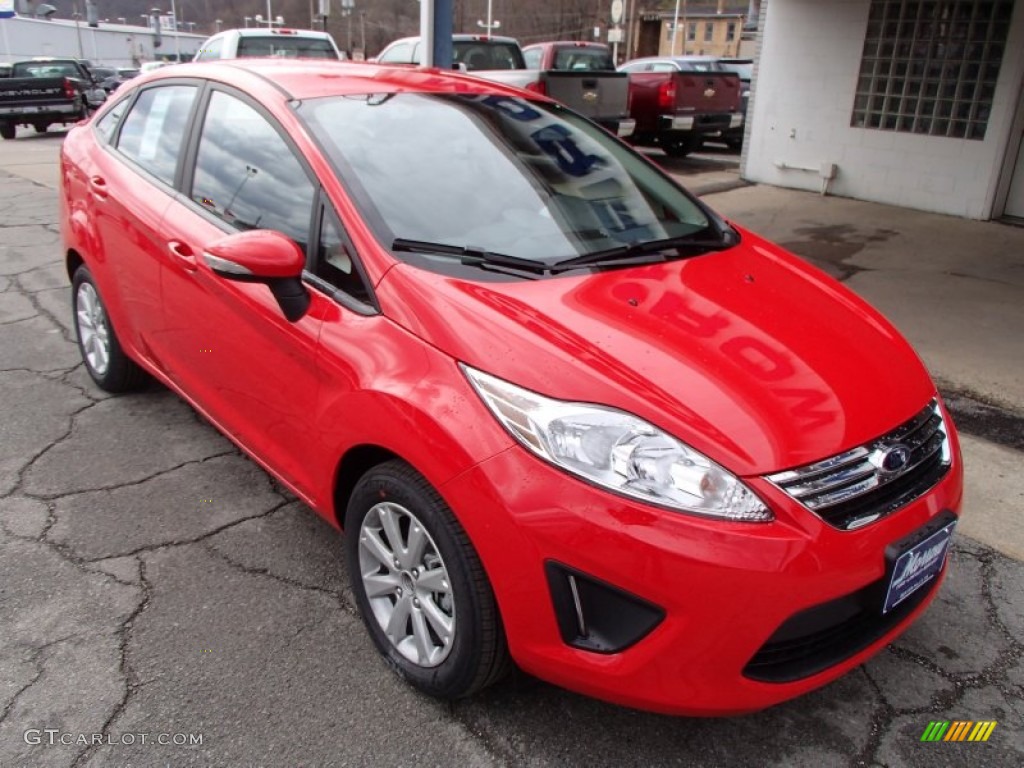 2013 Fiesta SE Sedan - Race Red / Charcoal Black photo #2