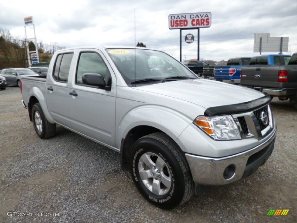 2011 Frontier SV Crew Cab 4x4 - Radiant Silver Metallic / Steel photo #1