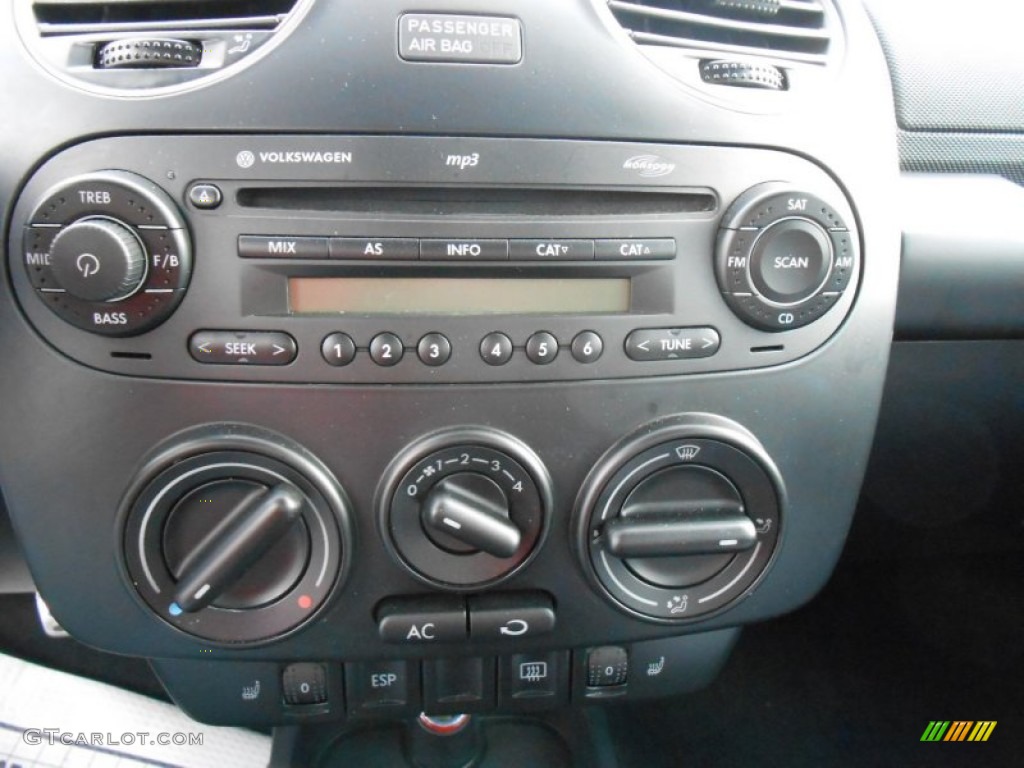 2009 Volkswagen New Beetle 2.5 Convertible Controls Photo #79014900