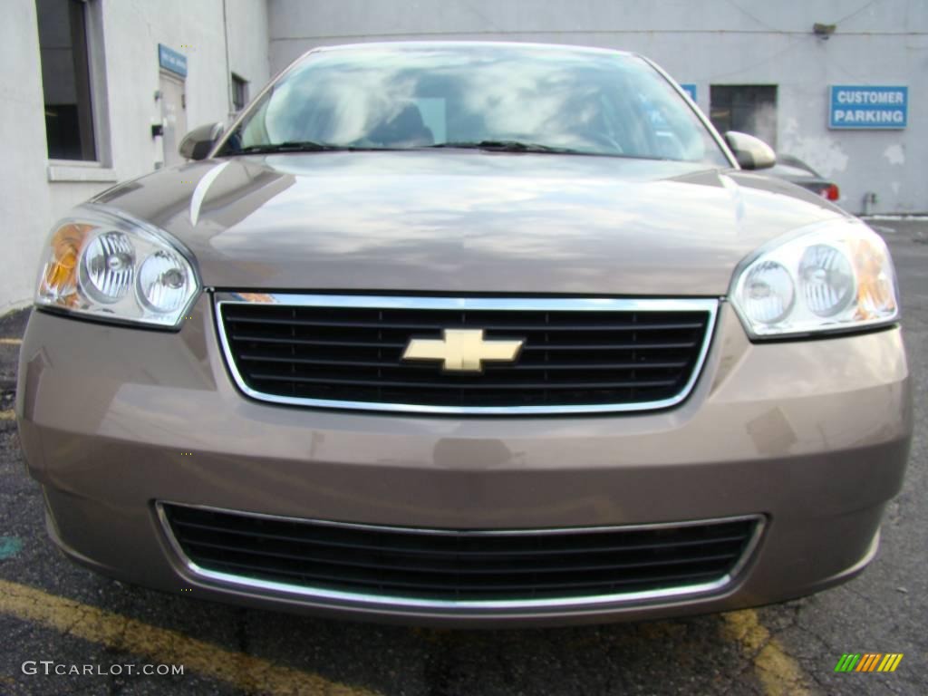 2008 Malibu Classic LT Sedan - Amber Bronze Metallic / Cashmere Beige photo #2