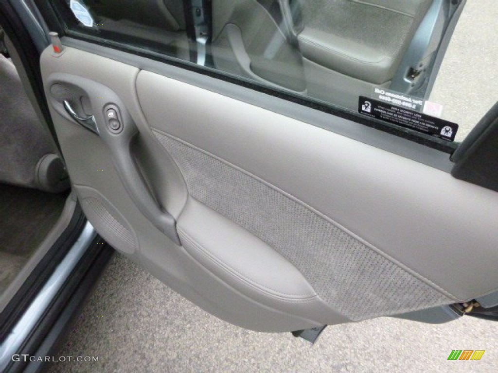 2002 Saturn L Series LW200 Wagon Gray Door Panel Photo #79041929