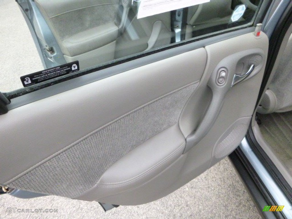 2002 Saturn L Series LW200 Wagon Gray Door Panel Photo #79042011