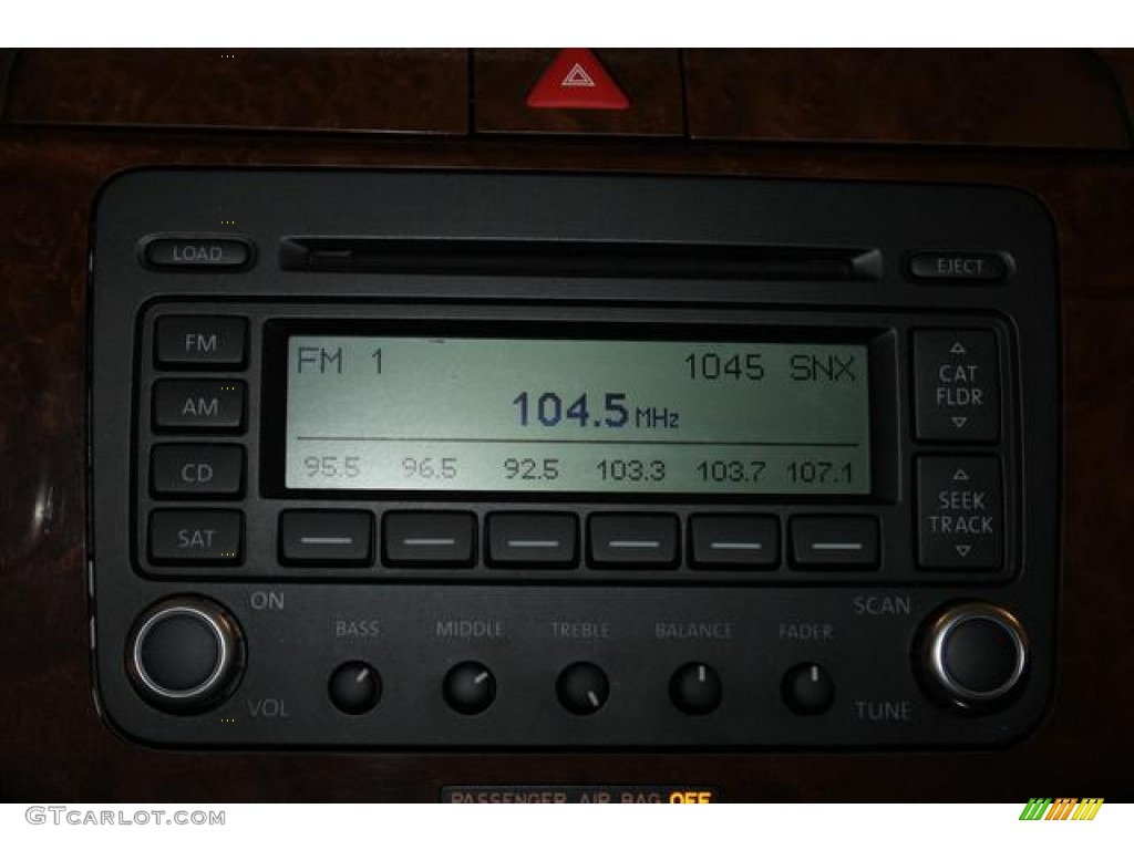 2007 Volkswagen Passat 3.6 4Motion Wagon Audio System Photo #79044667