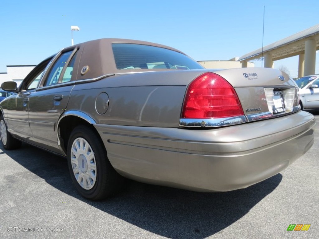 2005 Crown Victoria  - Arizona Beige Metallic / Medium Parchment photo #2