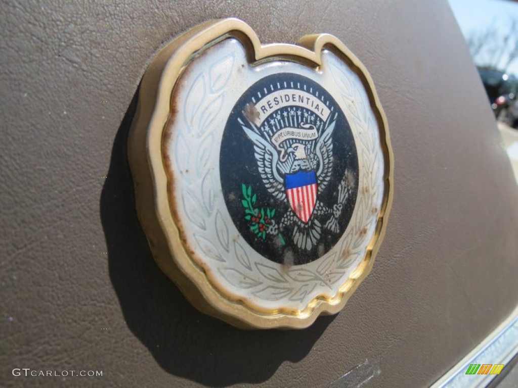 2005 Crown Victoria  - Arizona Beige Metallic / Medium Parchment photo #12
