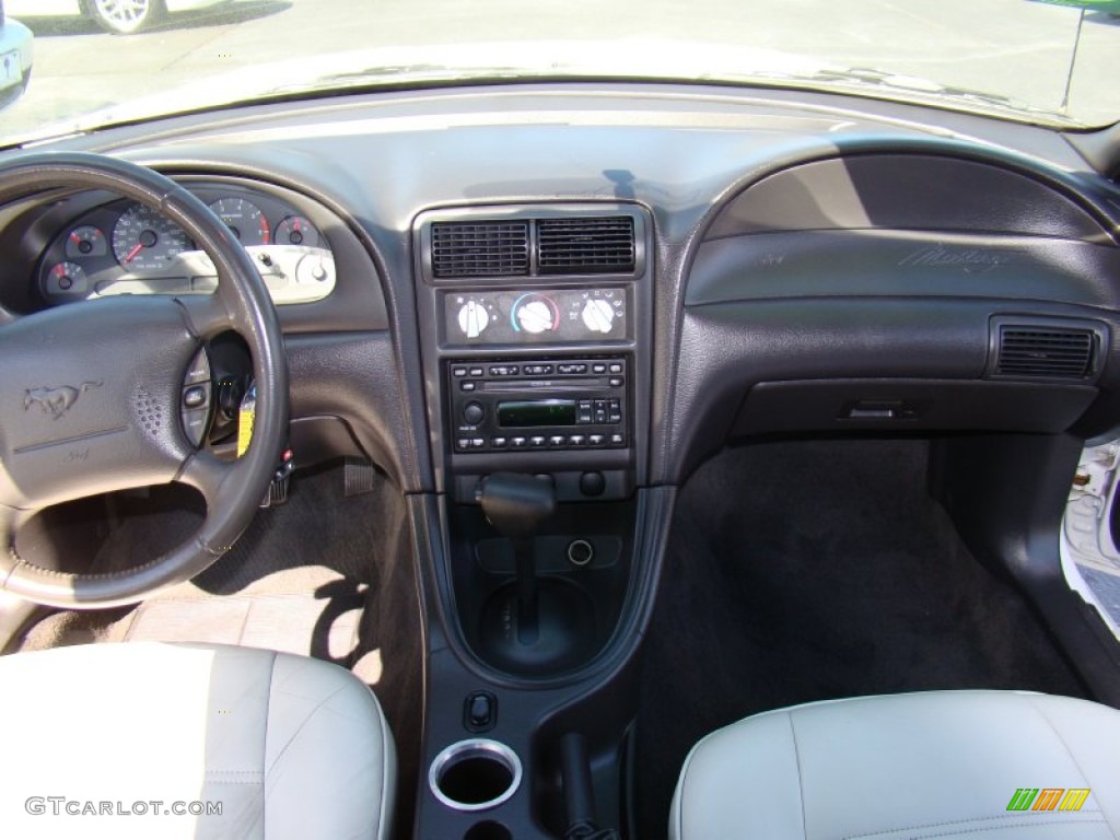 2002 Mustang V6 Convertible - Oxford White / Medium Graphite photo #11