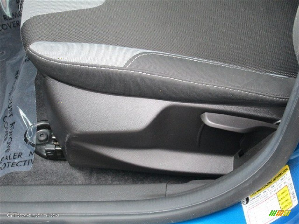 2012 Focus SE Sport 5-Door - Blue Candy Metallic / Two-Tone Sport photo #9