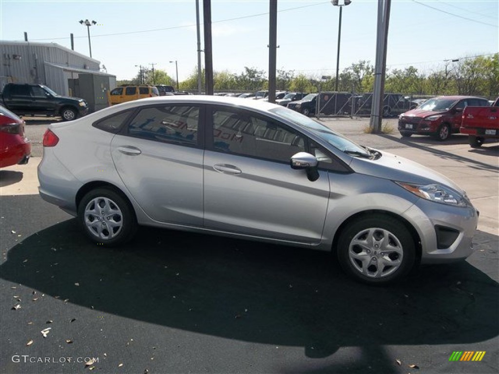 2013 Fiesta SE Sedan - Ingot Silver / Charcoal Black/Light Stone photo #8