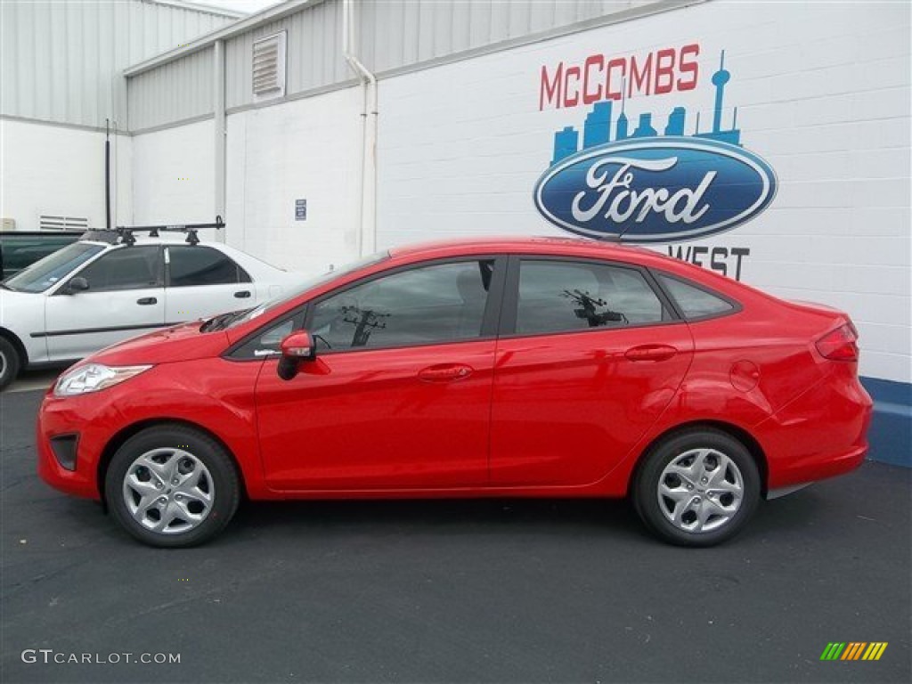 2013 Fiesta SE Sedan - Race Red / Charcoal Black/Light Stone photo #3