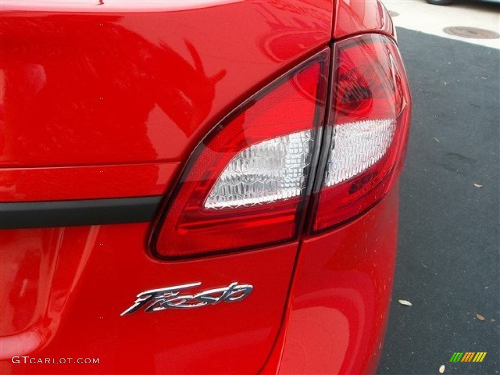 2013 Fiesta SE Sedan - Race Red / Charcoal Black photo #5