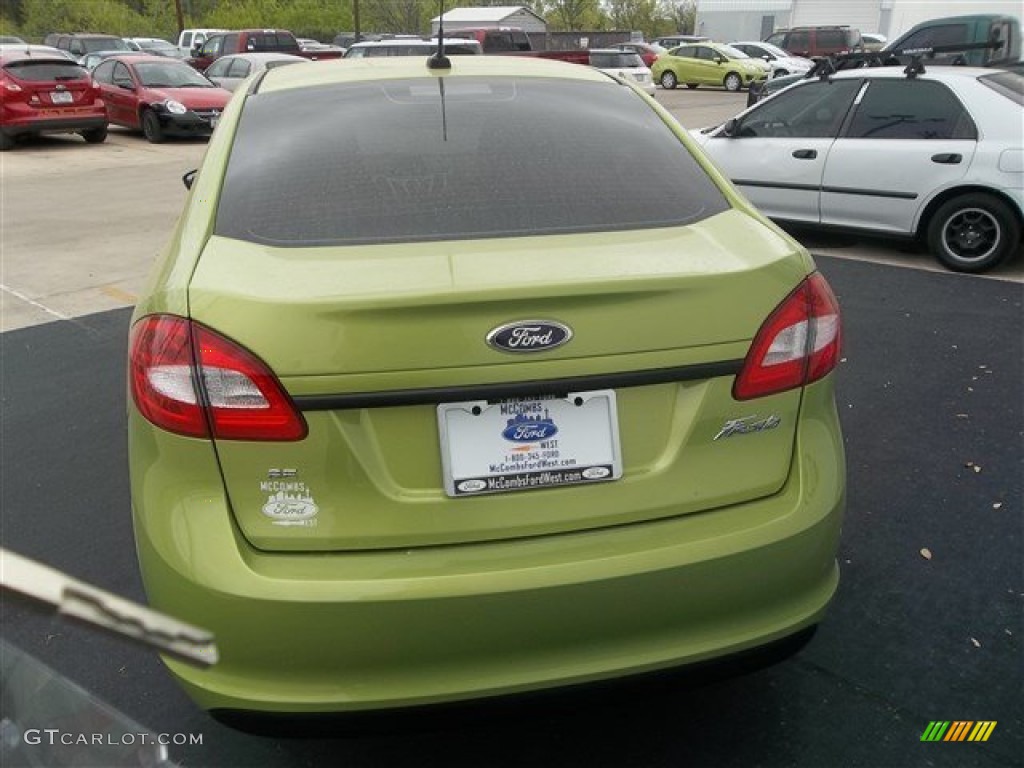 2013 Fiesta SE Sedan - Lime Squeeze / Charcoal Black photo #4