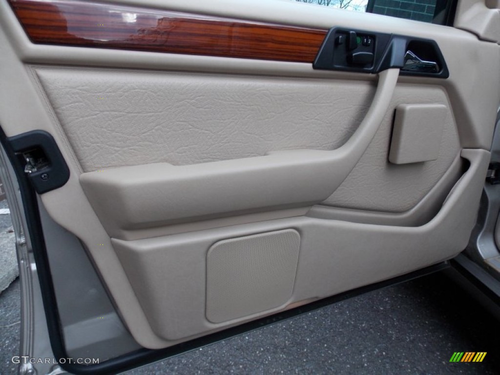 1995 Mercedes-Benz E 320 Wagon Parchment Door Panel Photo #79094206