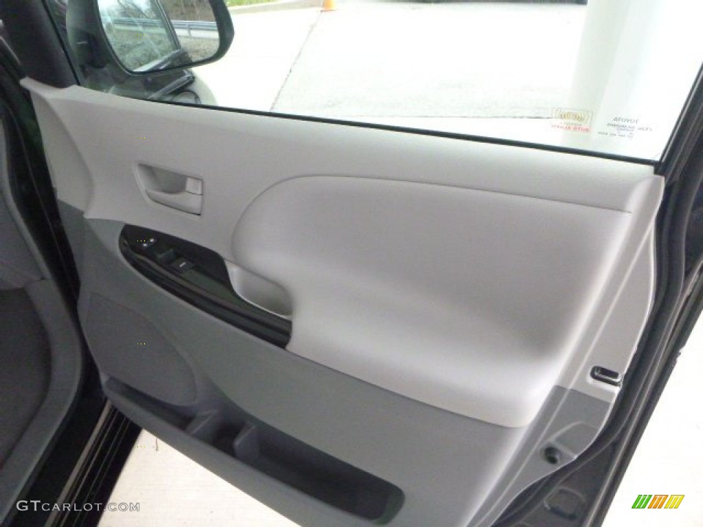 2011 Sienna LE - Black / Light Gray photo #11