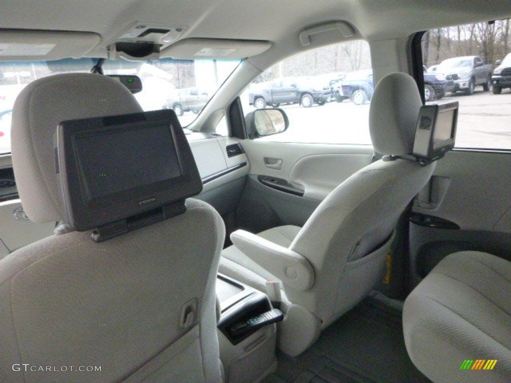 2011 Sienna LE - Black / Light Gray photo #16