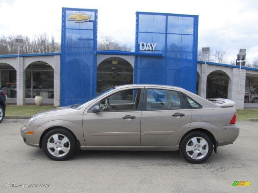 2005 Focus ZX4 SES Sedan - Arizona Beige Metallic / Dark Pebble/Light Pebble photo #2
