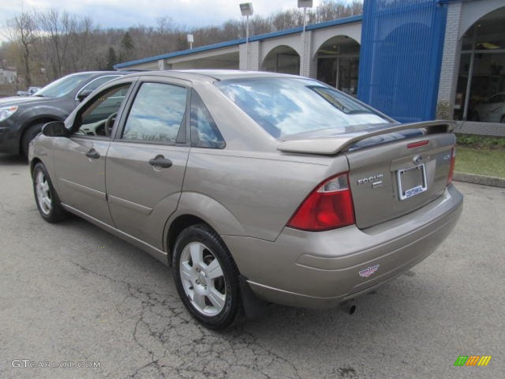2005 Focus ZX4 SES Sedan - Arizona Beige Metallic / Dark Pebble/Light Pebble photo #4