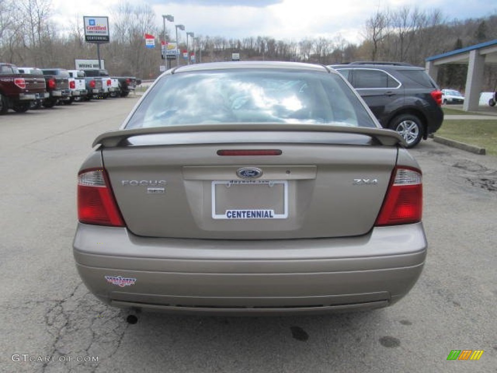 2005 Focus ZX4 SES Sedan - Arizona Beige Metallic / Dark Pebble/Light Pebble photo #5