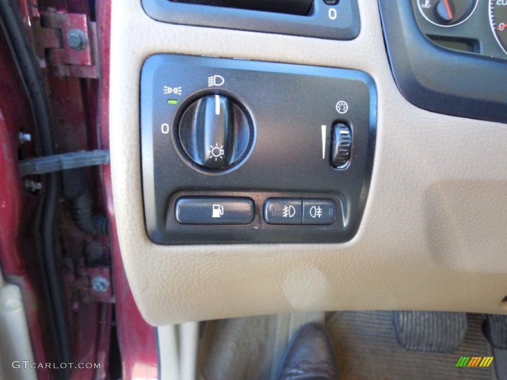 2004 XC70 AWD - Ruby Red Metallic / Beige/Light Sand photo #13