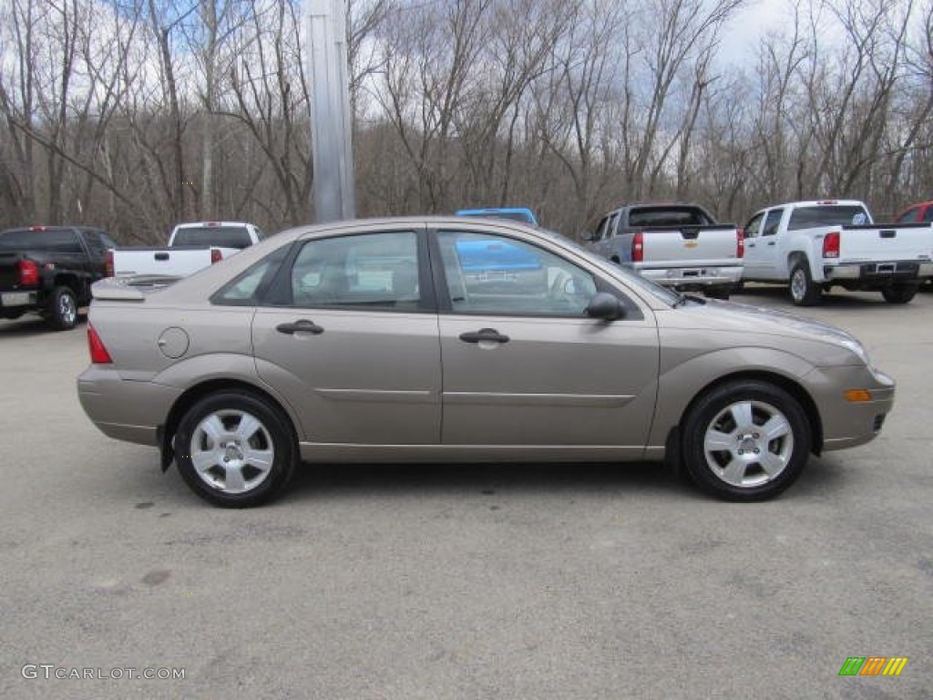 2005 Focus ZX4 SES Sedan - Arizona Beige Metallic / Dark Pebble/Light Pebble photo #7