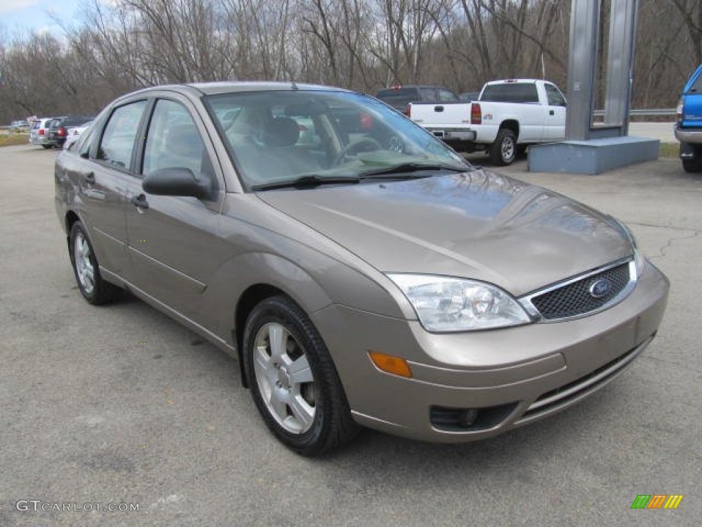 2005 Focus ZX4 SES Sedan - Arizona Beige Metallic / Dark Pebble/Light Pebble photo #9