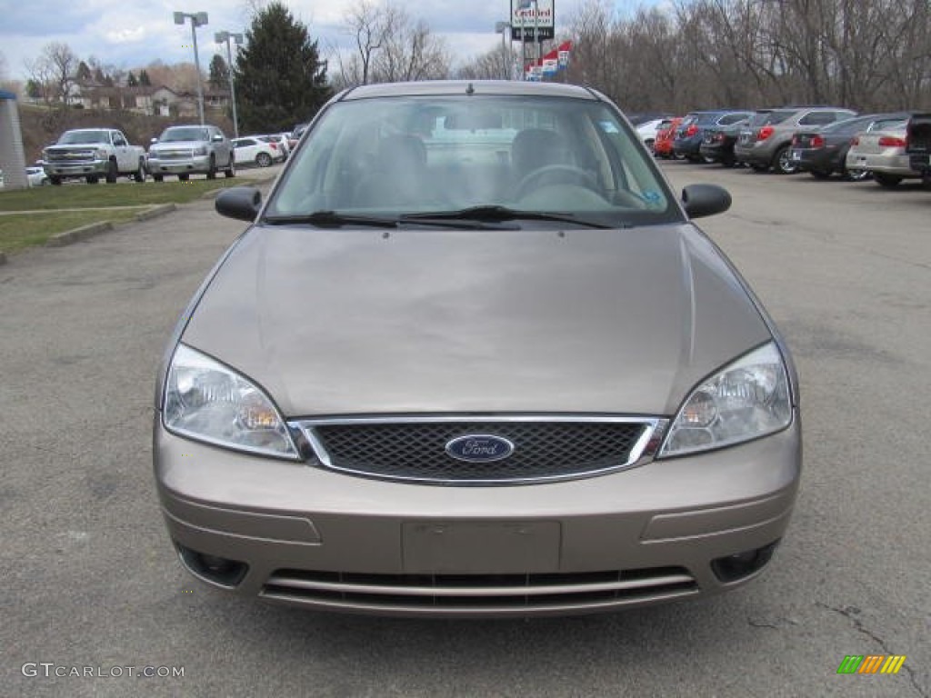 2005 Focus ZX4 SES Sedan - Arizona Beige Metallic / Dark Pebble/Light Pebble photo #10