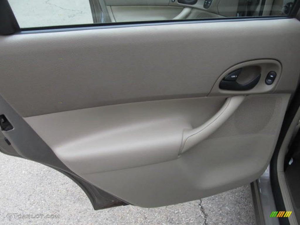 2005 Focus ZX4 SES Sedan - Arizona Beige Metallic / Dark Pebble/Light Pebble photo #14