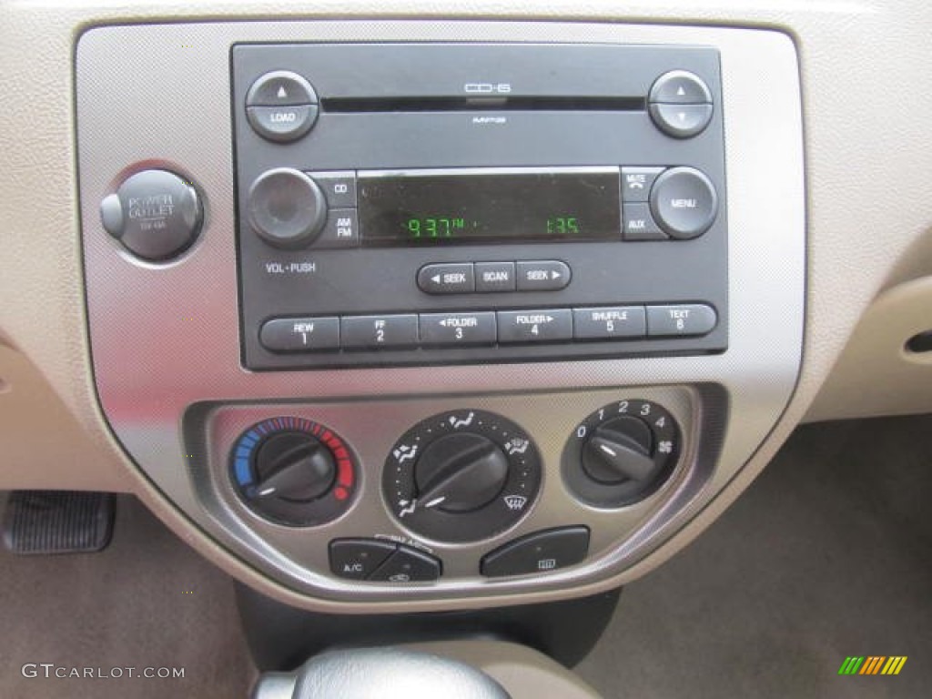 2005 Focus ZX4 SES Sedan - Arizona Beige Metallic / Dark Pebble/Light Pebble photo #16
