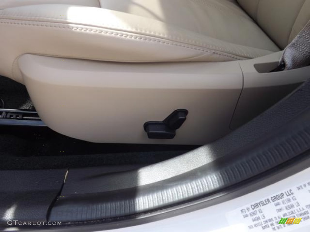 2013 Avenger SXT - New Bright White / Black/Light Frost Beige photo #26