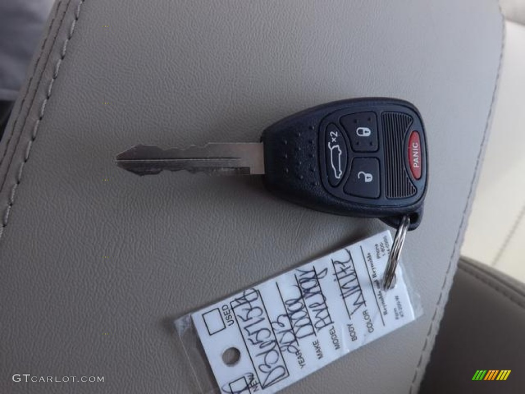 2013 Avenger SXT - New Bright White / Black/Light Frost Beige photo #33