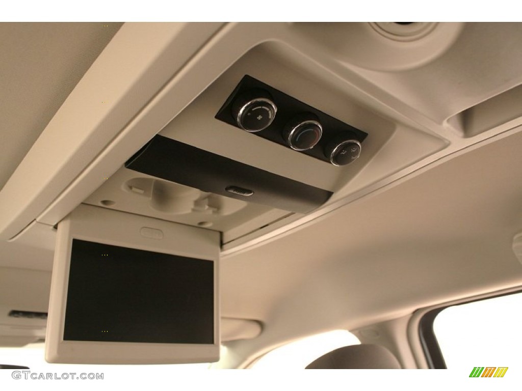 2010 Chrysler Town & Country Touring Entertainment System Photo #79122710