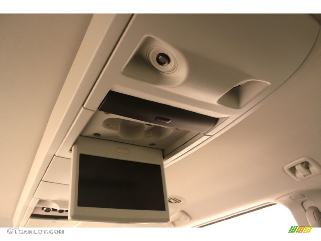 2010 Chrysler Town & Country Touring Entertainment System Photo #79122719