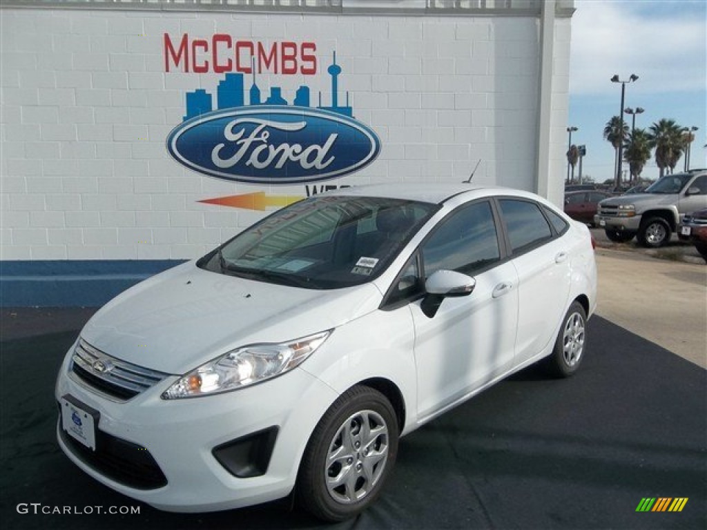 2013 Fiesta SE Sedan - Oxford White / Charcoal Black/Light Stone photo #2