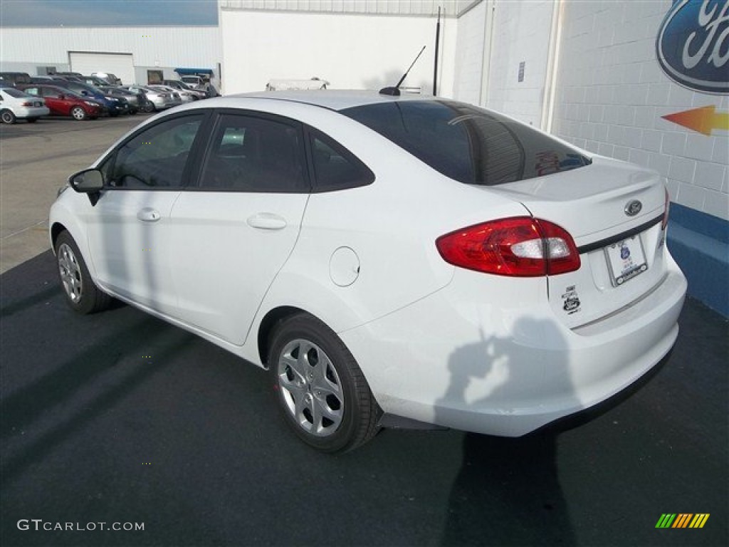 2013 Fiesta SE Sedan - Oxford White / Charcoal Black/Light Stone photo #4