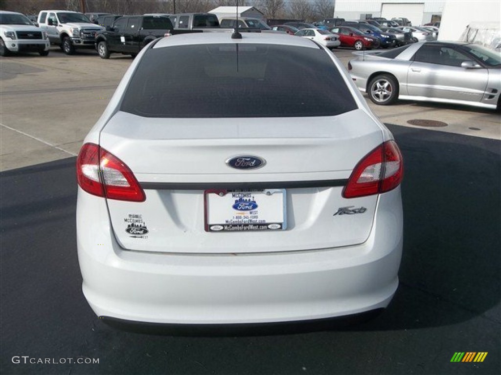 2013 Fiesta SE Sedan - Oxford White / Charcoal Black/Light Stone photo #5