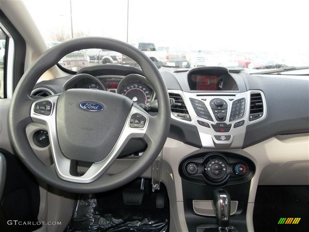 2013 Fiesta SE Sedan - Oxford White / Charcoal Black/Light Stone photo #13