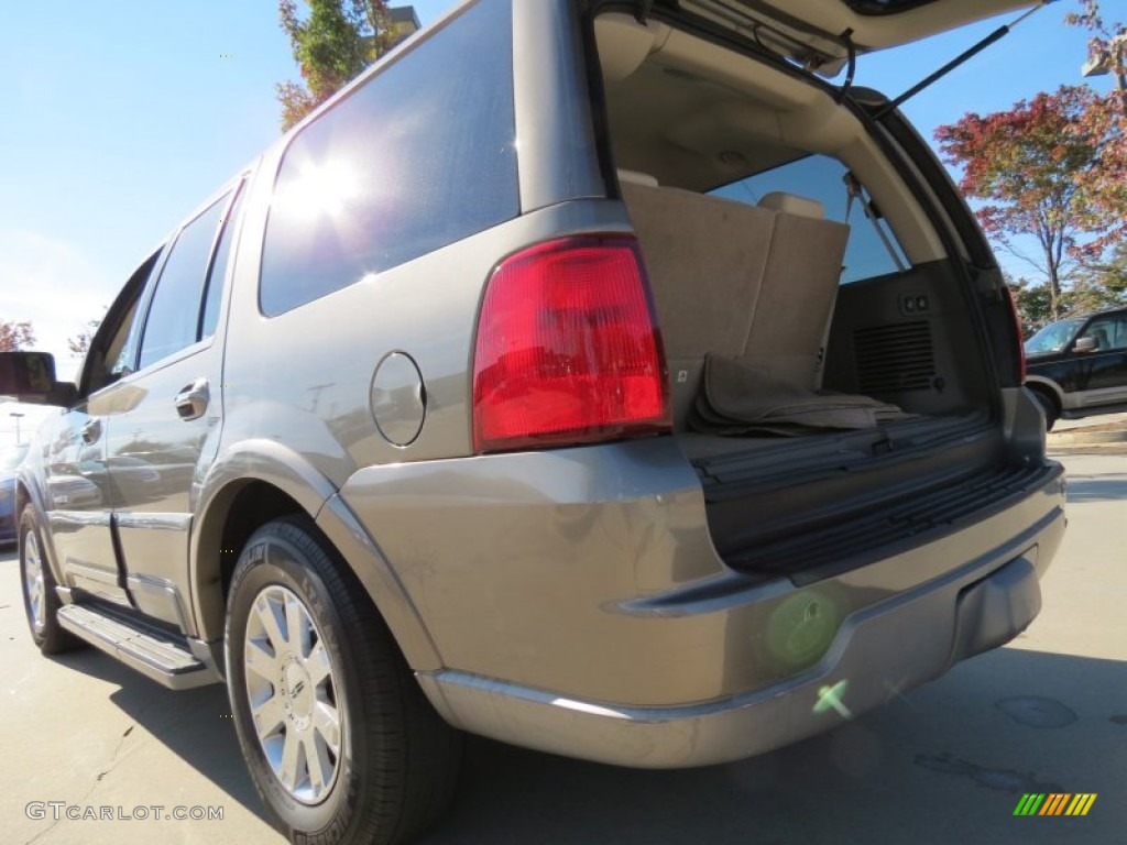 2004 Navigator Luxury - Mineral Grey Metallic / Light Parchment photo #10
