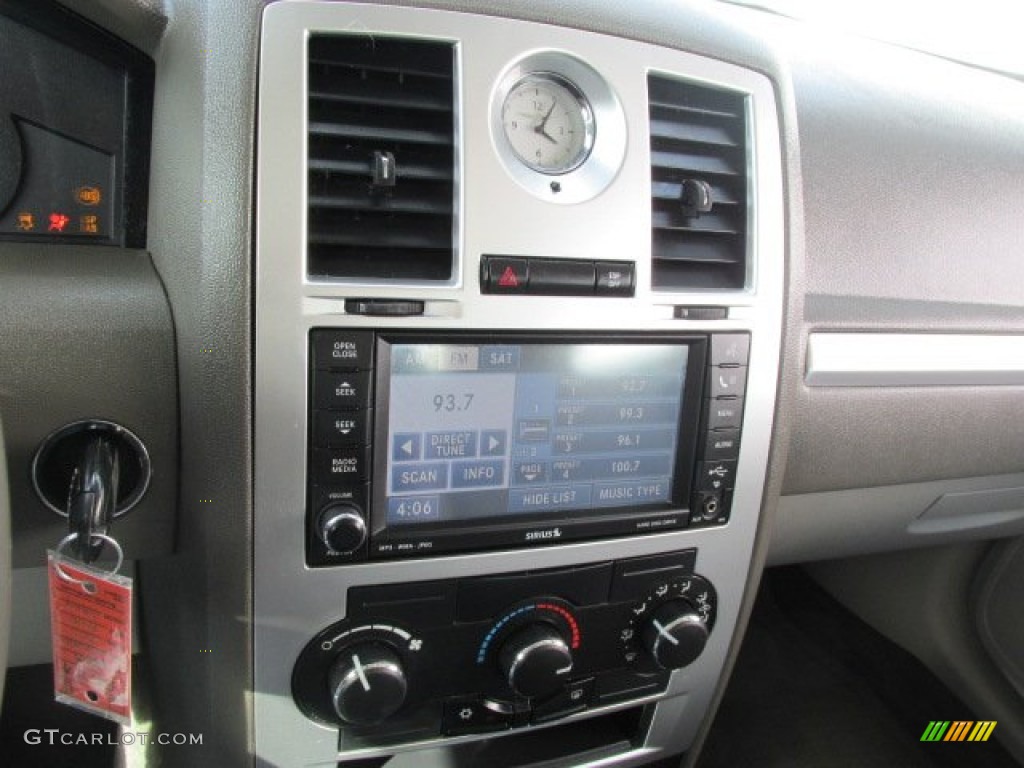 2008 Chrysler 300 Touring AWD Controls Photos