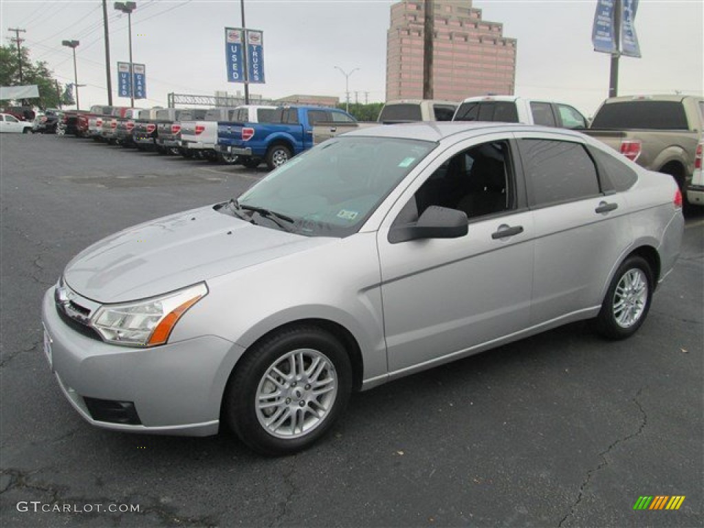 Brilliant Silver Metallic 2009 Ford Focus SE Sedan Exterior Photo #79222840