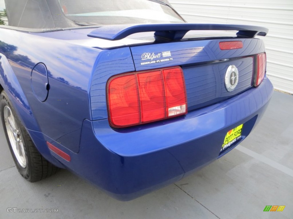2005 Mustang V6 Premium Convertible - Sonic Blue Metallic / Dark Charcoal photo #19