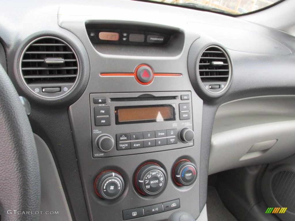 2007 Kia Rondo LX Controls Photo #79227664