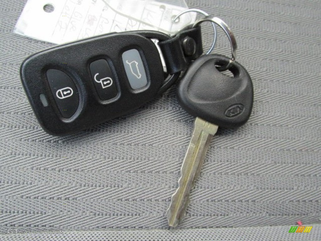 2007 Kia Rondo LX Keys Photos