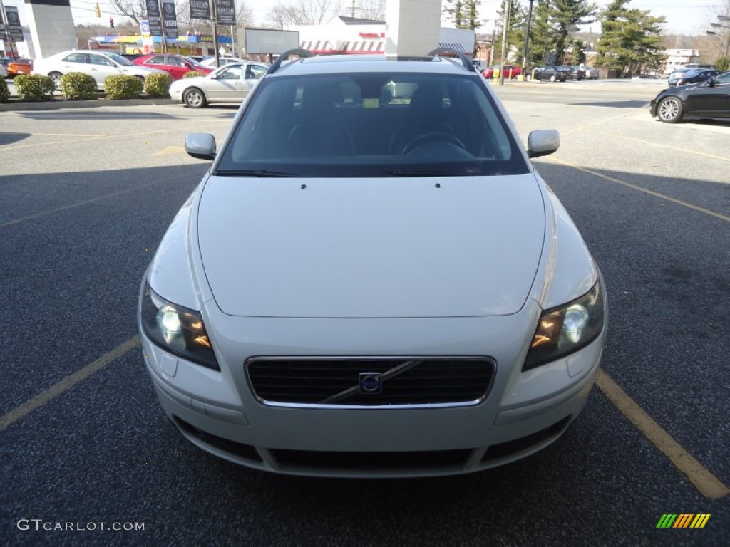 2005 V50 T5 AWD - Ice White / Off-Black photo #2