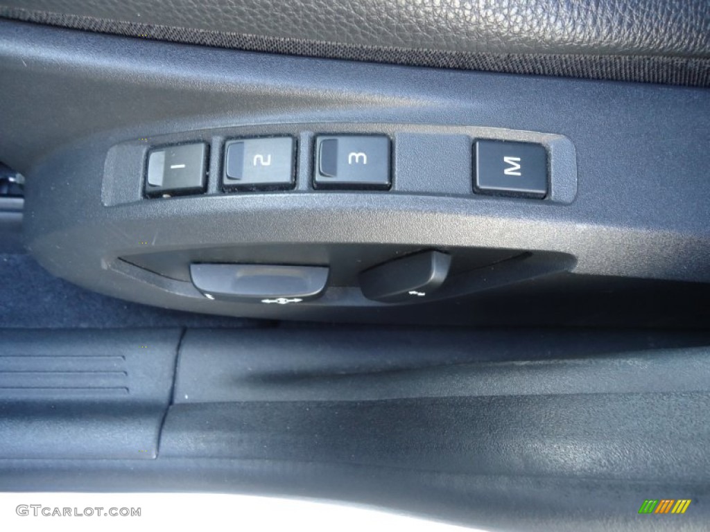 2005 V50 T5 AWD - Ice White / Off-Black photo #22