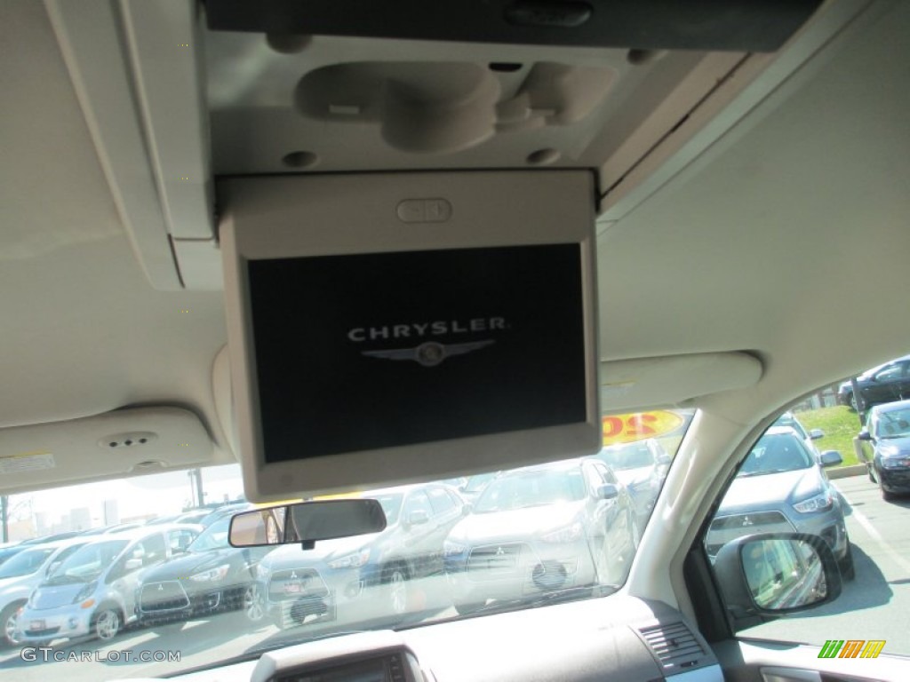 2010 Chrysler Town & Country Touring Entertainment System Photo #79234824