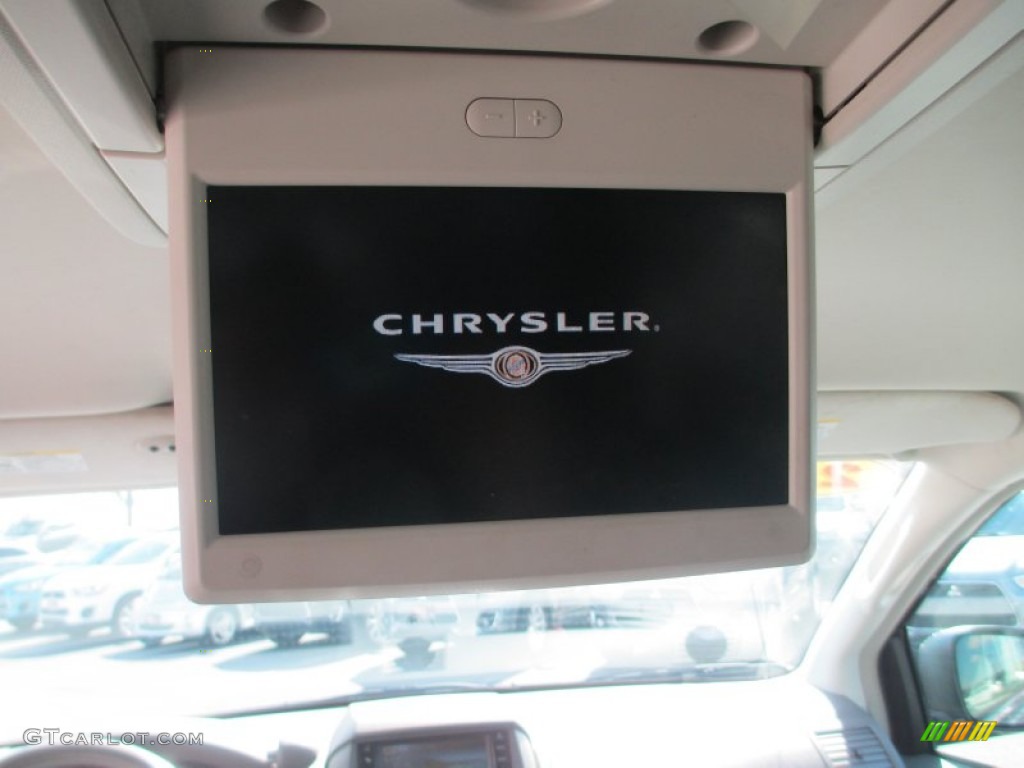 2010 Chrysler Town & Country Touring Entertainment System Photo #79234871