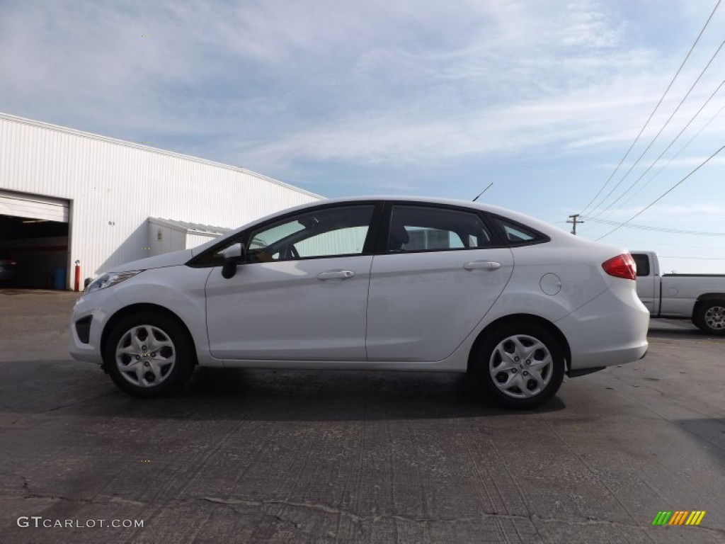 2013 Fiesta S Sedan - Oxford White / Charcoal Black/Light Stone photo #4